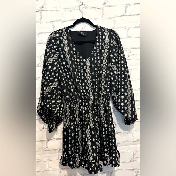 Vici Dresses & Skirts - VICI black cream V-neck cinched waist long sleeves chiffon dress - Size Medium